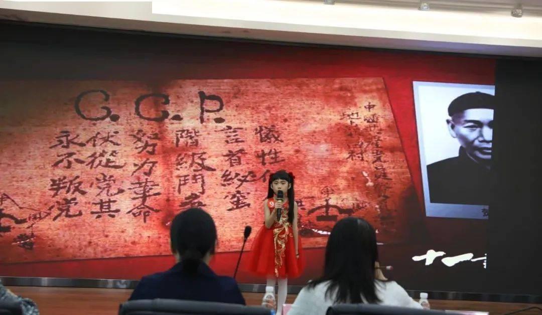 孙子返乡用玉米皮给奶奶做古风头冠